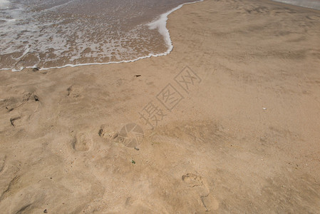 夏季沙滩上的脚印图片