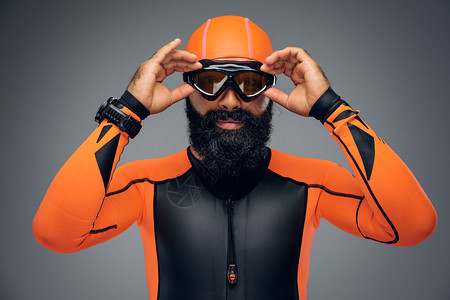 穿着潜水面具和灰色底的橙色新胸罩潜水服的背景图片