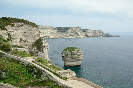 旅游路线沿着Corsica的古老法国城镇Bonifacio附近的查图片