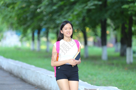 黑头发的女孩少女在鲍勃白色东亚女人绿色公园与背包景图片