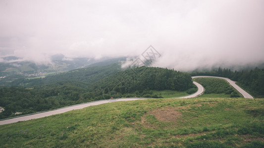 夏季乡村山间小路周围树木环绕图片