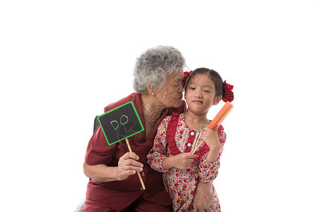 祖母和侄女拿着板摆姿势做和不在一起快乐的亚洲老人与被白色背景隔图片