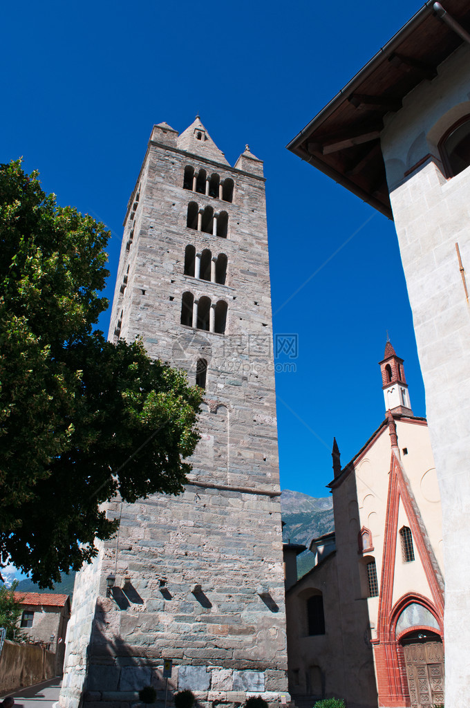 2016年7月29日的钟楼和圣彼得和奥尔索教堂建于十一世纪图片
