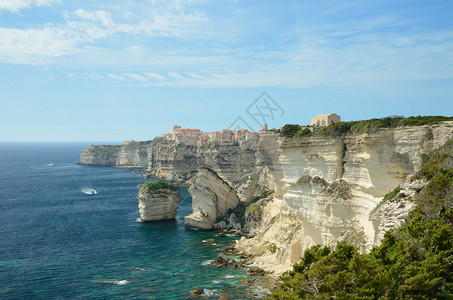 Corsica岛海岸有透明的水石灰岩和白悬崖图片