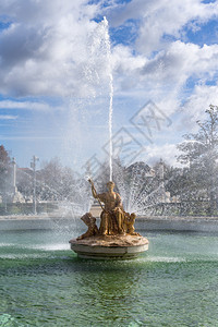 美丽的喷泉与的王后雕像图片