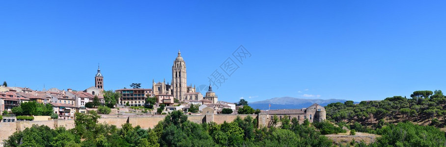 西班牙塞哥维亚市全景图片