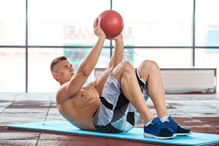 运动肌肉男为腹部和二头肌做锻炼在图片