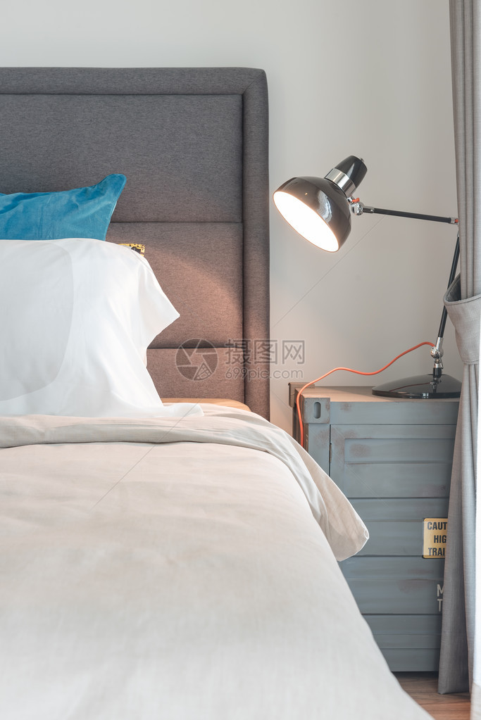 现代卧室桌边的现代黑灯带枕头套图片