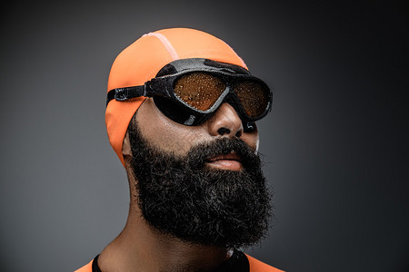 穿着潜水面具和灰色底的橙色新胸罩潜水服的图片