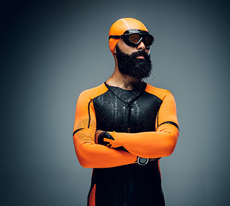 穿着潜水面具和灰色底的橙色新胸罩潜水服的背景图片