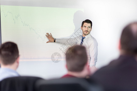 业务主管在会议或内部业务培训期间向同事进行演示图片