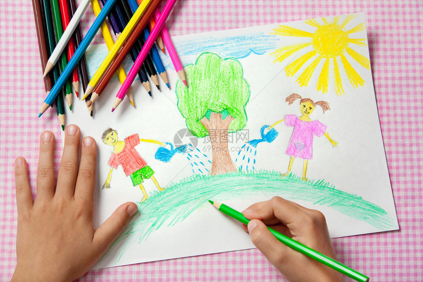 孩子画了一幅关于保护自然的铅笔画孩图片