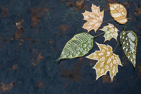 手绘在干燥的秋叶上图片