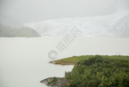 雾天的门登霍尔冰川美国阿拉斯加图片