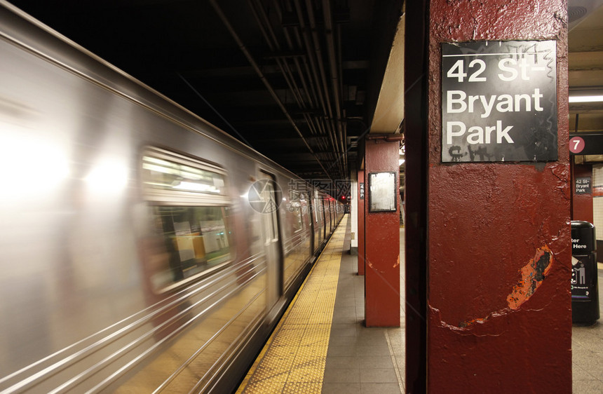 曼哈顿中城42StBryant公园地铁站的景色纽约市地铁是美国最繁忙的快速图片