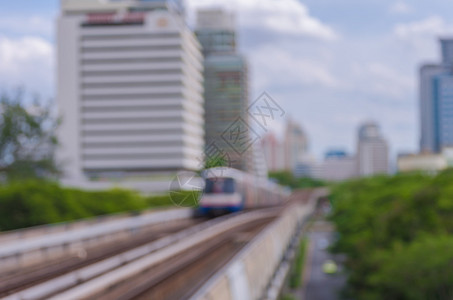 载有交通和城市风景的空中列车图片