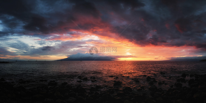 夏威夷毛伊岛的日落彩色图像美国图片