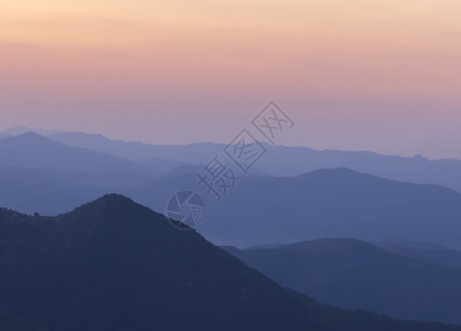 日落后山丘的剪影山瀑布图片