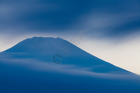 富士山和云在雅马纳卡湖有美图片