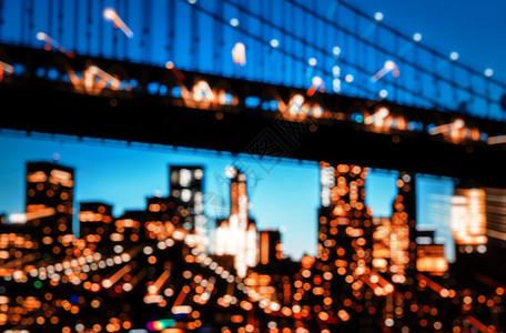 曼哈顿天际线和曼哈顿大桥夜间模糊的灯光曼哈顿大桥是一座横跨纽约市图片