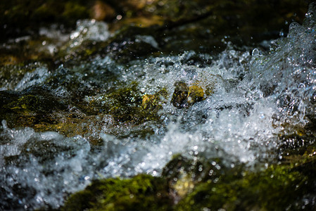 瀑布紧地喷洒水的抽象质图片