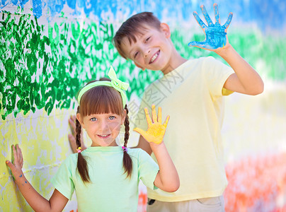 玩彩色游戏美丽的孩子与多姿艺的手有创图片