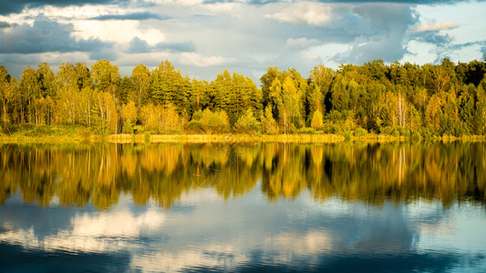湖边美丽的秋夕阳日落图片