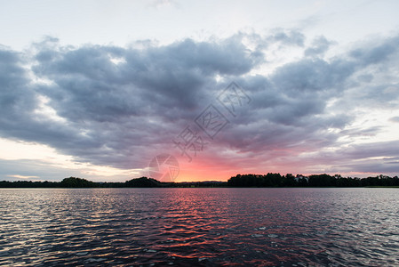 河边阳光灿烂的夏日夕阳图片
