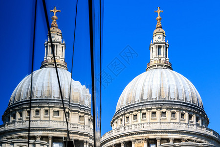 圣保罗大教堂及其从伦敦一个新变革大楼玻璃图片