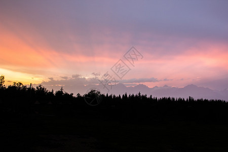 夕阳映衬云中的山峦图片
