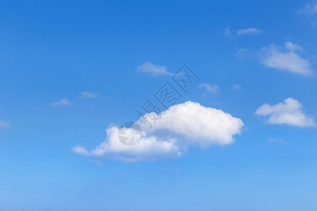在蓝天背景的抽象白云图片