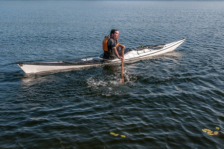 在湖上用皮艇背着连环图片