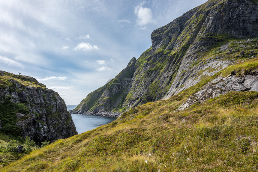 色彩缤纷的夏季景观挪威山峰陡峭图片
