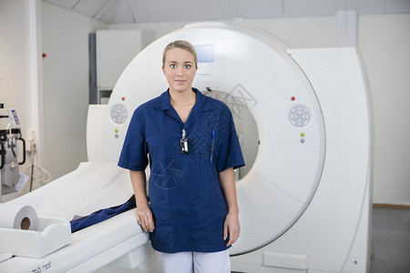 年轻女放射学家在诊所用磁共振成像机图片