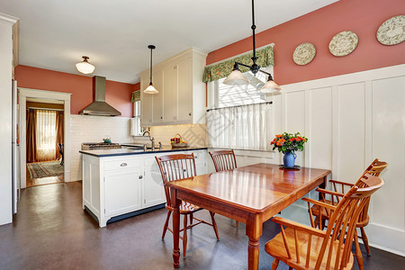 古典厨房室内有白色柜子花岗岩顶和硬木地板图片