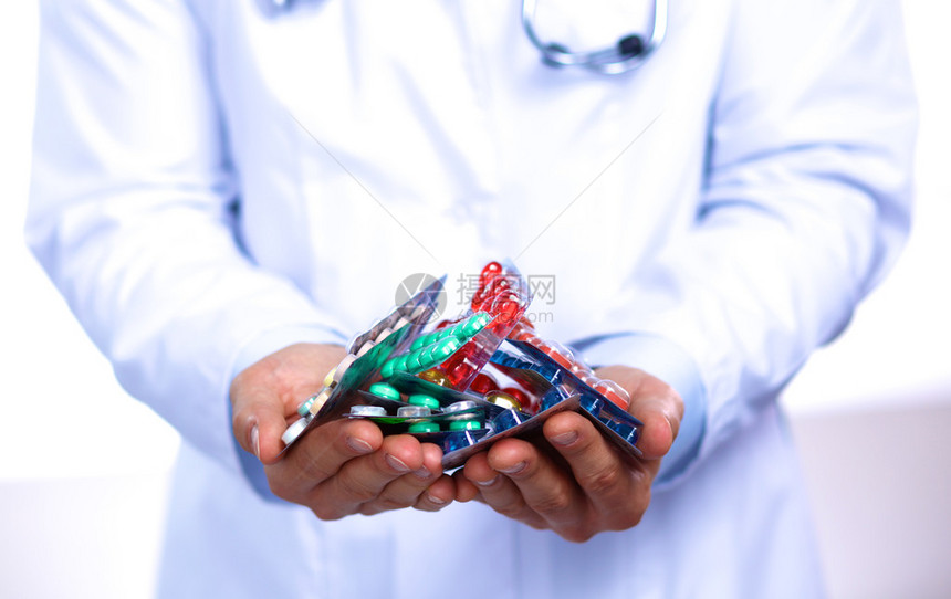 医生握着病人的手用药丸图片