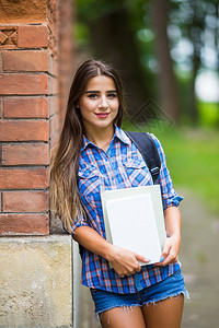 大学里有书的女学生图片