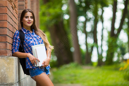 大学里有书的女学生图片