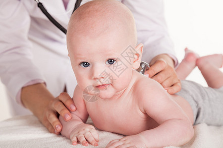 医生听婴儿听诊器图片