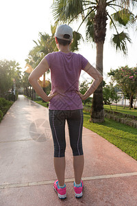 晨跑前热身和伸展运动的跑者女人图片