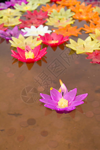 漂浮在水面上的莲花形状的彩色蜡烛背景图片