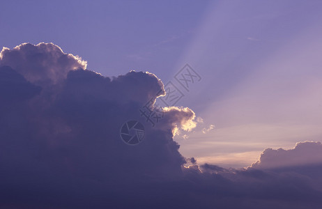 云紫色的大云在晴朗的蓝天上阳光图片