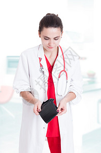 将空钱包作为医疗费用报销概念的女医生图片