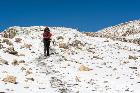 女在雪地的山景中旅行安娜普尔纳电路通图片