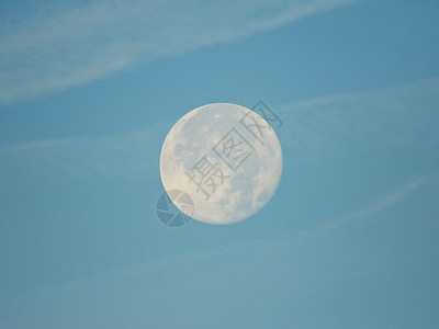 白天满月在蓝天空和背景图片