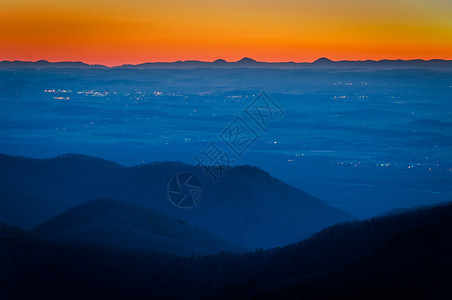 弗吉尼亚州Shenandoah公园黑岩高峰会的雪南多图片