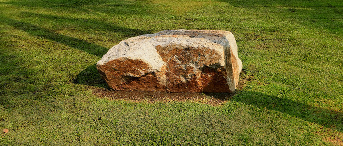 草地上的大石头图片