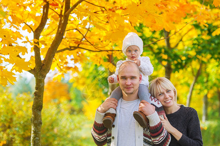 秋天公园的家庭肖像在图片