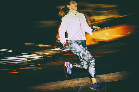 晚上在城里练习跑步的女人图片