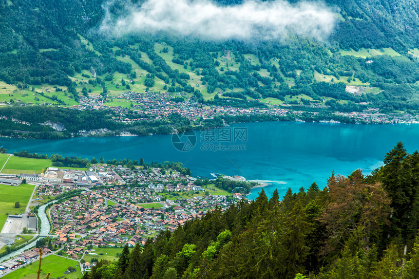 城市区和瑞士因特拉肯的图片